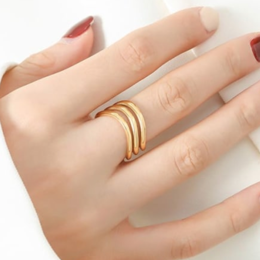 Wavy Ring: Geometric Glamour